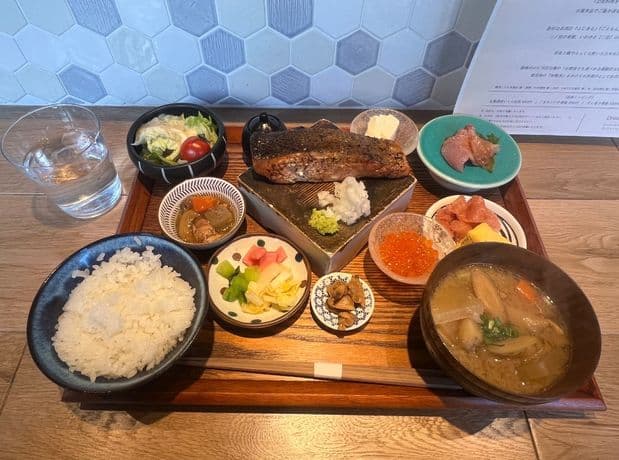 はにかむ