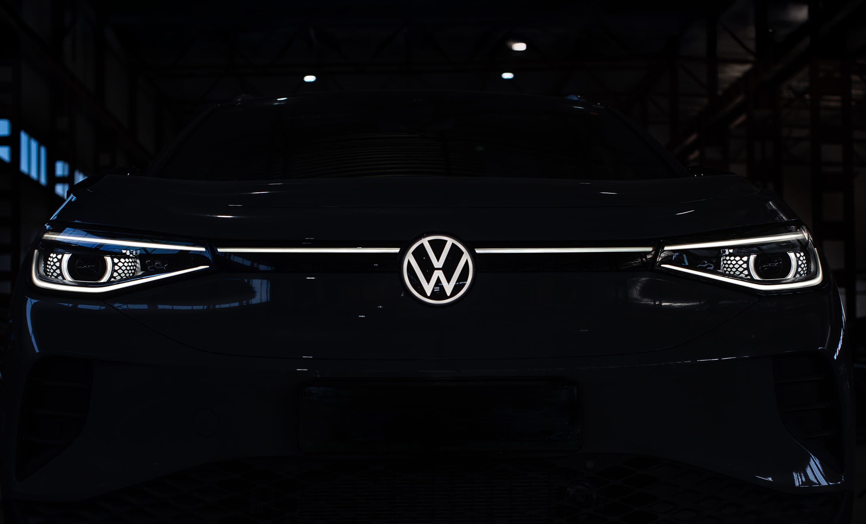 フォルクスワーゲン車両とショールームの風景 - 東邦アウトフロイデ